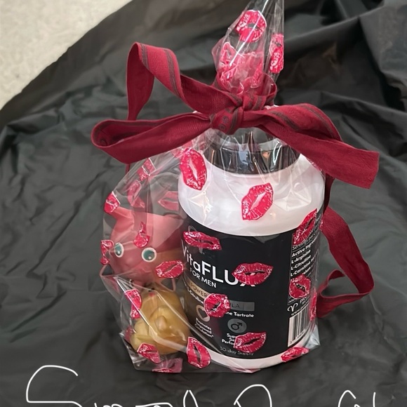 NWT, LIP MOTIF CELLOPHANE BAGS & ROLL - Picture 11 of 11